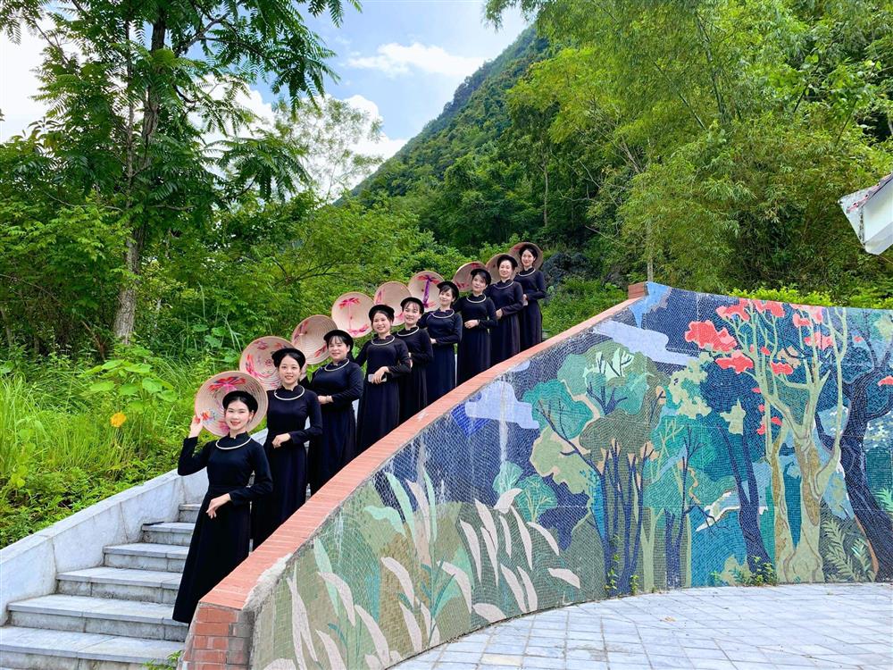 Tổ chức xây dựng và nhân rộng các mô hình phát huy bản sắc văn hóa, truyền thống tốt đẹp của các dân tộc thiểu số gắn với xây dựng nông thôn mới